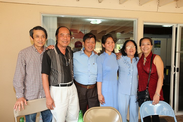 IMG_3791_resize.JPG - Từ trái: Lợi K6,Võ Văn Tý K4 (đến từ Vietnam), gia đình Huỳnh Hữu Trí K6 ( vợ chồng từ Vietnam và con gái từ Michigan), Huyền Trinh K6